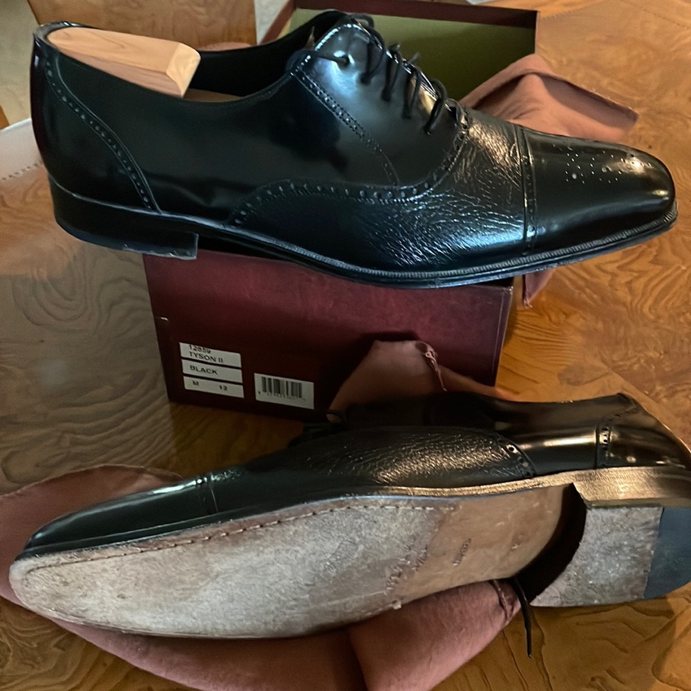 Leather black laced shoes
